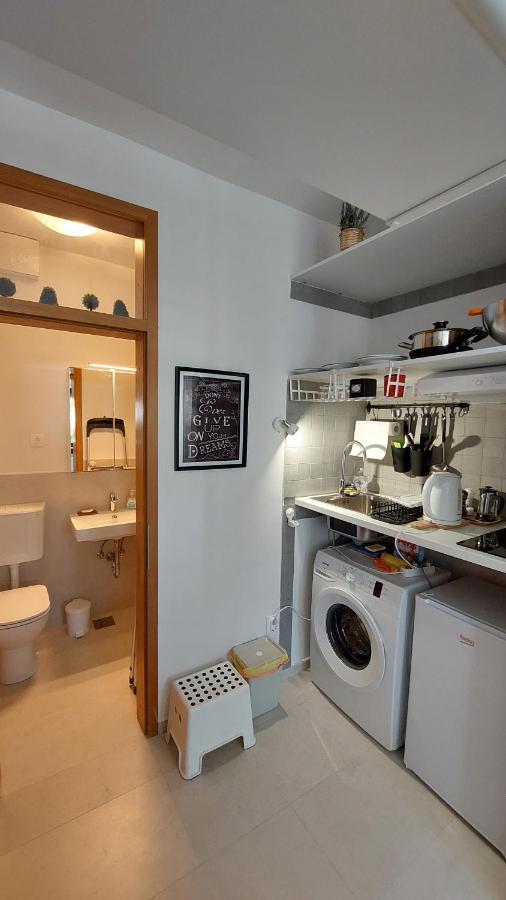 Cozy, Bright And Affordable W/ Free Parking Apartment *